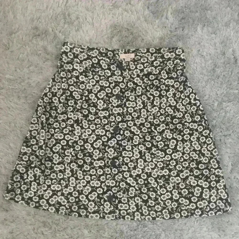 NEW Loft daisy printed button front skirt‎